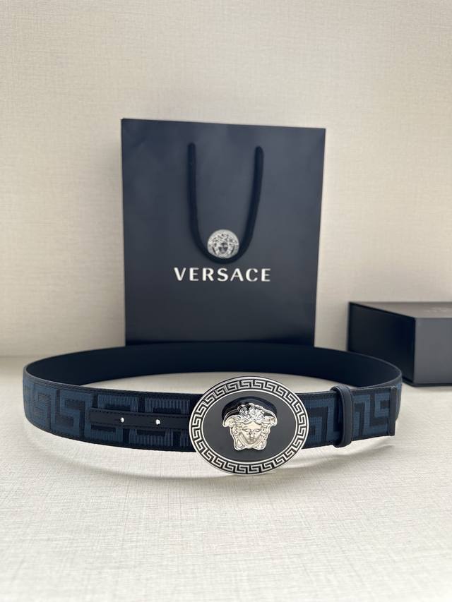 特 宽度3.8Cm Versace 织物腰带，饰有提花greca图案，配有la Medusa搭扣。 La Medusa五金配件 搭扣闭合 面料：100%锦纶 里