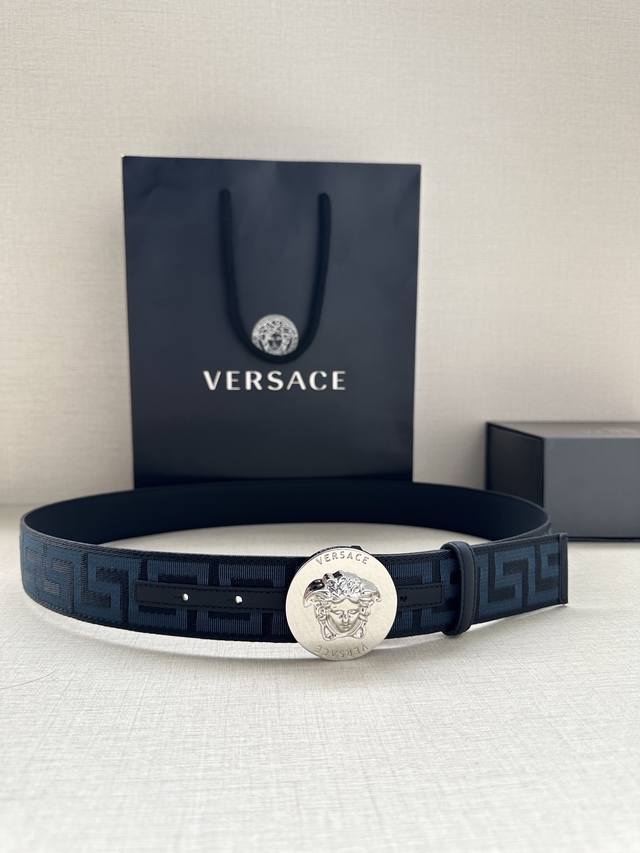 特 宽度3.8Cm Versace 织物腰带，饰有提花greca图案，配有la Medusa搭扣。 La Medusa五金配件 搭扣闭合 面料：100%锦纶 里