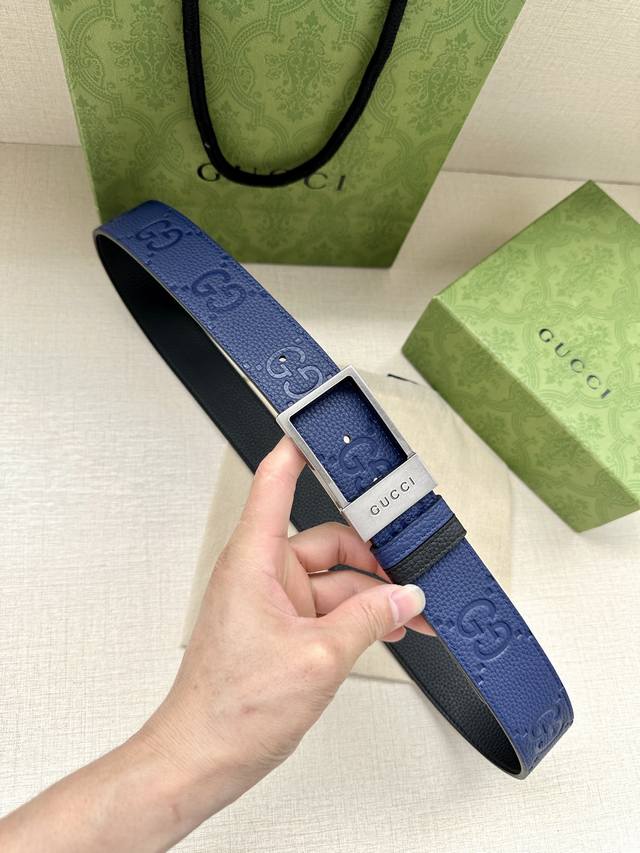 特 宽度3.8Cm Gucci 衔接品牌的过去和现在，以焕新方式继续演绎经典元素。这款黑色皮革腰带饰有gg字母交织图案，以gucci刻花呈现长方形搭扣开合设计。