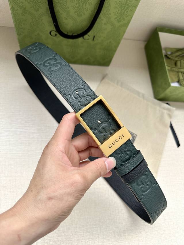 特 宽度3.8Cm Gucci 衔接品牌的过去和现在，以焕新方式继续演绎经典元素。这款黑色皮革腰带饰有gg字母交织图案，以gucci刻花呈现长方形搭扣开合设计。