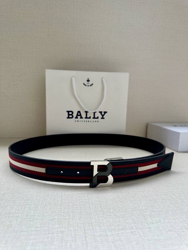 特 Bally 巴利 专柜新款荔枝纹皮 男士休闲布配皮双用腰带 宽3.4Cm这款帆布腰带饰以蓝色和奶油色迷幻火车条纹，搭配蓝色皮表面，B字 搭扣更显纤细，采用钛