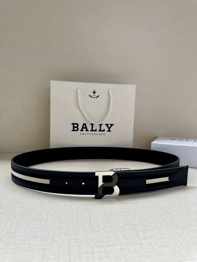 特 Bally 巴利 专柜新款荔枝纹皮 男士休闲布配皮双用腰带 宽3.4Cm这款帆布腰带饰以蓝色和奶油色迷幻火车条纹，搭配蓝色皮表面，B字 搭扣更显纤细，采用钛