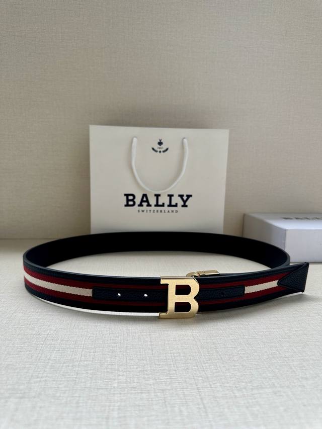 特 Bally 巴利 专柜新款荔枝纹皮 男士休闲布配皮双用腰带 宽3.4Cm这款帆布腰带饰以蓝色和奶油色迷幻火车条纹，搭配蓝色皮表面，B字 搭扣更显纤细，采用钛