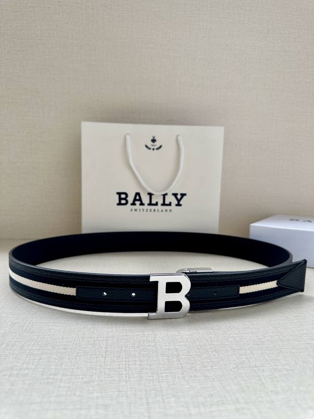 特 Bally 巴利 专柜新款荔枝纹皮 男士休闲布配皮双用腰带 宽3.4Cm这款帆布腰带饰以蓝色和奶油色迷幻火车条纹，搭配蓝色皮表面，B字 搭扣更显纤细，采用钛