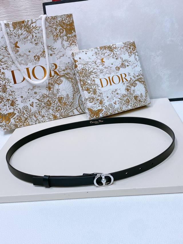 特 Dior Montaigne Jolie Belt 光滑小牛皮和白色树脂珍珠 饰有*Christian Dior*标志 小牛皮腰带1.5Cm