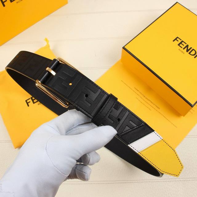 特 Fendi 芬迪 宽38Mm 标志造型宽皮带。原版针扣，进口原版小牛皮制成。印有浮雕黑ff 图案。镀金表面金属制品，品质保证。