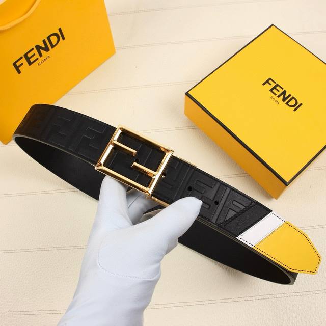 特 Fendi 芬迪 宽38Mm 标志造型宽皮带。原版针扣，进口原版小牛皮制成。印有浮雕黑ff 图案。镀金表面金属制品，品质保证。