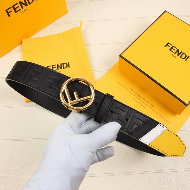 特 Fendi 芬迪 宽38Mm 标志造型宽皮带。原版针扣，进口原版小牛皮制成。印有浮雕黑ff 图案。镀金表面金属制品，品质保证。