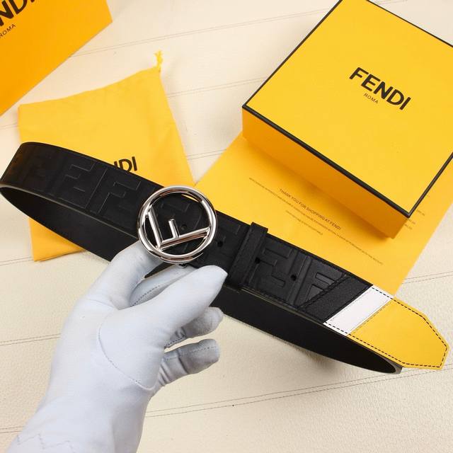 特 Fendi 芬迪 宽38Mm 标志造型宽皮带。原版针扣，进口原版小牛皮制成。印有浮雕黑ff 图案。镀金表面金属制品，品质保证。