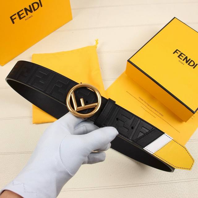 特 Fendi 芬迪 宽38Mm 标志造型宽皮带。原版针扣，进口原版小牛皮制成。印有浮雕黑ff 图案。镀金表面金属制品，品质保证。