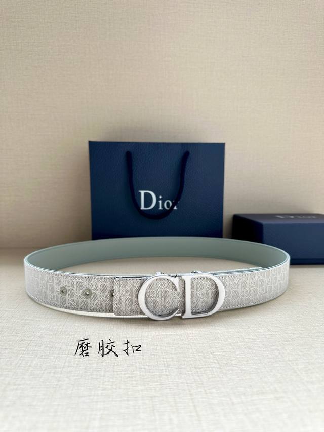 特 宽度3.5Cm Dior 这款腰带扣采用磨胶“Cd”标志造型，以金属覆层黄铜精心打造。可与各式 35 毫米腰带搭配，提升格调，打造优雅精致的造型。