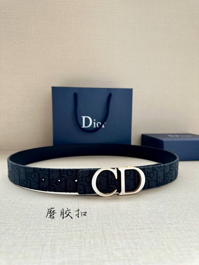 特 宽度3.5Cm Dior 这款腰带扣采用磨胶“Cd”标志造型，以金属覆层黄铜精心打造。可与各式 35 毫米腰带搭配，提升格调，打造优雅精致的造型。