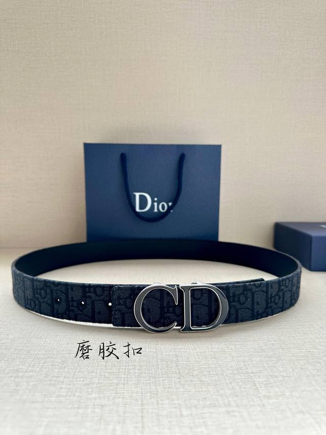 特 宽度3.5Cm Dior 这款腰带扣采用磨胶“Cd”标志造型，以金属覆层黄铜精心打造。可与各式 35 毫米腰带搭配，提升格调，打造优雅精致的造型。