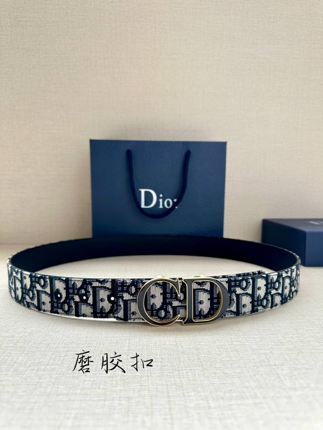 特 宽度3.5Cm Dior 这款腰带扣采用磨胶“Cd”标志造型，以金属覆层黄铜精心打造。可与各式 35 毫米腰带搭配，提升格调，打造优雅精致的造型。