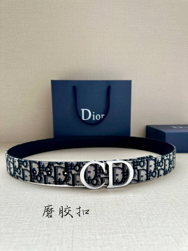 特 宽度3.5Cm Dior 这款腰带扣采用磨胶“Cd”标志造型，以金属覆层黄铜精心打造。可与各式 35 毫米腰带搭配，提升格调，打造优雅精致的造型。