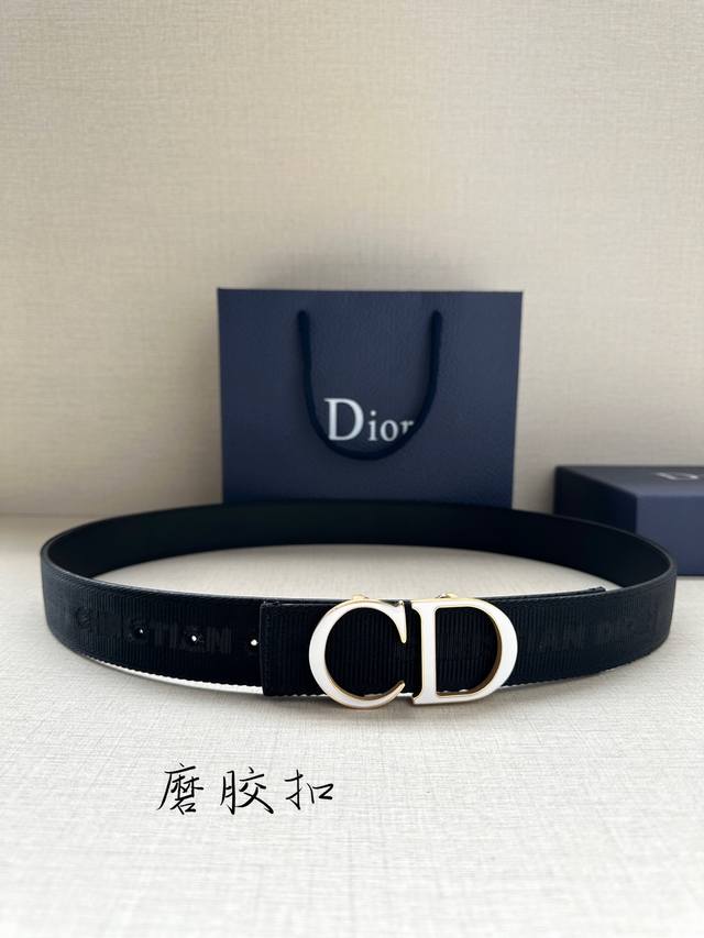 特 宽度3.5Cm Dior 这款腰带扣采用磨胶“Cd”标志造型，以金属覆层黄铜精心打造。可与各式 35 毫米腰带搭配，提升格调，打造优雅精致的造型。