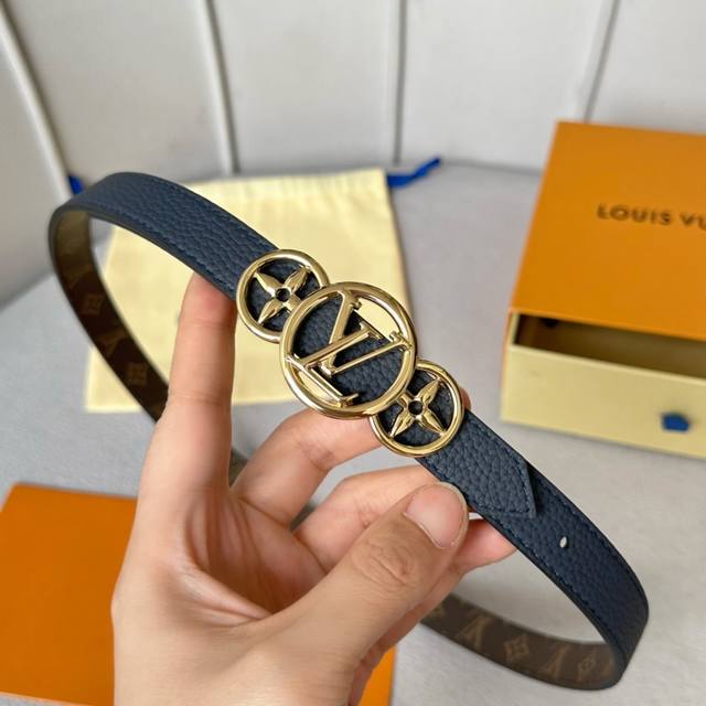 特 寬度：20Mm Lv S-Lock系列 寬度20Mm 驢家法國驢女士腰帶 全新風格定制帆布面料襯托細膩的進口小牛皮 全新設計搭扣 融入字母和花卉图案 与腰带