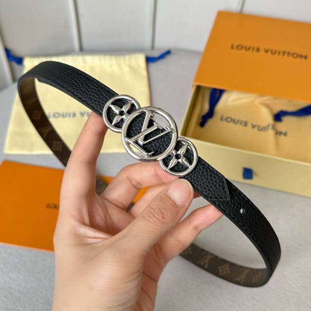 特 寬度：20Mm Lv S-Lock系列 寬度20Mm 驢家法國驢女士腰帶 全新風格定制帆布面料襯托細膩的進口小牛皮 全新設計搭扣 融入字母和花卉图案 与腰带