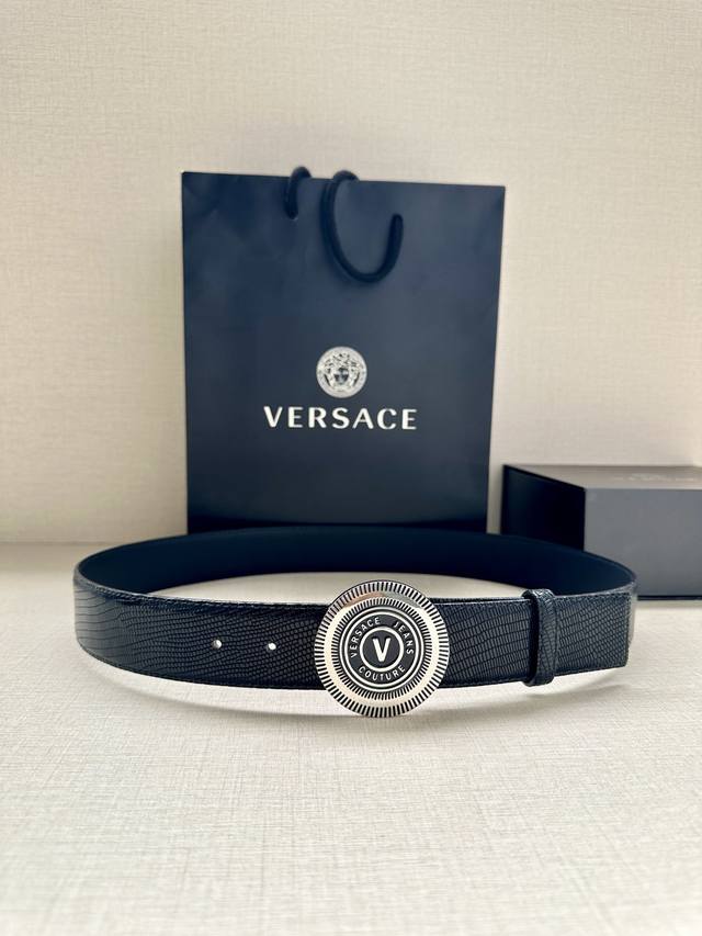 特 宽度3.8Cm Versace Jeans Couture 牛皮革v-Emblem板扣式皮带、饰有la Greca彰显个性设计。该铆钉腰带饰有la Grec