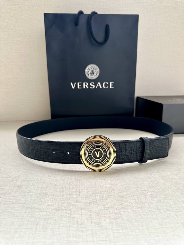 特 宽度3.8Cm Versace Jeans Couture 牛皮革v-Emblem板扣式皮带、饰有la Greca彰显个性设计。该铆钉腰带饰有la Grec - 点击图像关闭