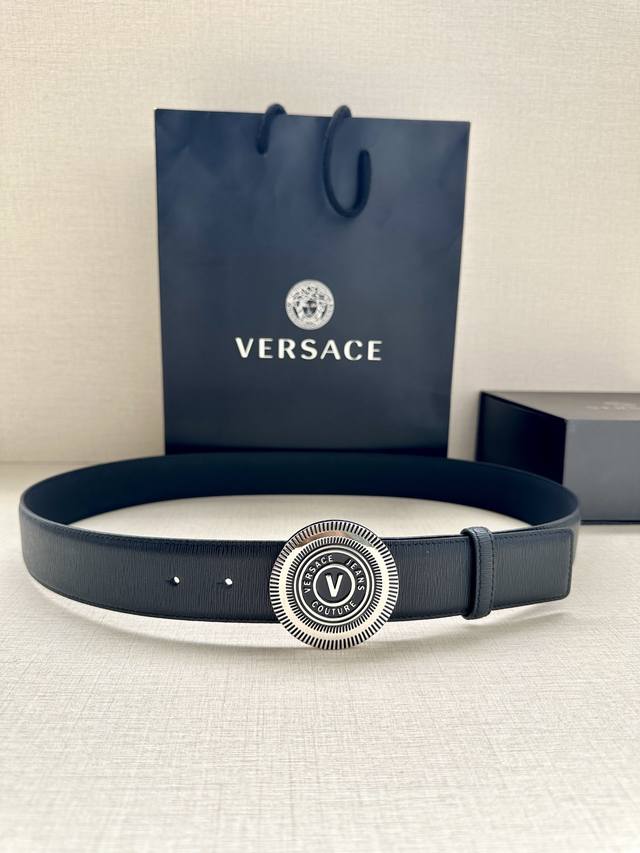 特 宽度3.8Cm Versace Jeans Couture 牛皮革v-Emblem板扣式皮带、饰有la Greca彰显个性设计。该铆钉腰带饰有la Grec