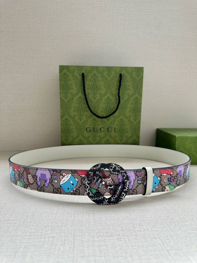 特 宽度3.8Cm Gucci Gg Marmont系列每一季都会推陈出新，为灵感源于70年代的标志性 旋转gg配件注入宠物现代精髓。这款gg Supreme帆