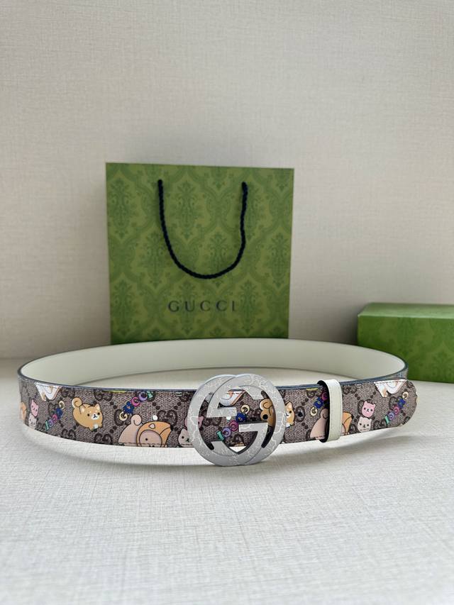 特 宽度3.8Cm Gucci Gg Marmont系列每一季都会推陈出新，为灵感源于70年代的标志性 旋转gg配件注入宠物现代精髓。这款gg Supreme帆