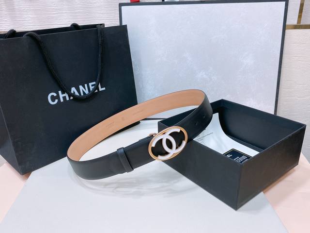 特 Chanel 24C 特别的珐琅镂空金属、黄铜进口包真金板扣、双牛皮头层小牛皮腰带. 质感打造、点缀亮眼整体非常别致、具有亮点. 值得购入珍藏！4Cm精品