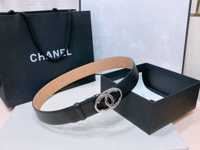 特 Chanel 24C 特别的珐琅镂空金属、黄铜进口包真金板扣、双牛皮头层小牛皮腰带. 质感打造、点缀亮眼整体非常别致、具有亮点. 值得购入珍藏！4Cm精品