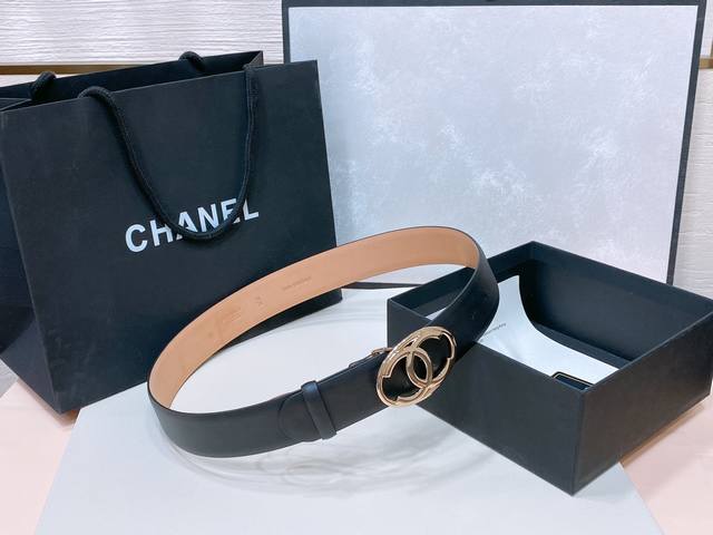 特 Chanel 24C 特别的珐琅镂空金属、黄铜进口包真金板扣、双牛皮头层小牛皮腰带. 质感打造、点缀亮眼整体非常别致、具有亮点. 值得购入珍藏！4Cm精品