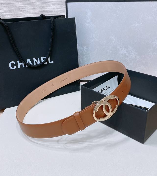 特 Chanel 24C 特别的珐琅镂空金属、黄铜进口包真金板扣、双牛皮头层小牛皮腰带. 质感打造、点缀亮眼整体非常别致、具有亮点. 值得购入珍藏！4Cm精品