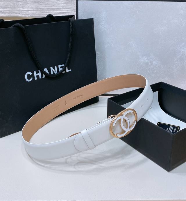 特 Chanel 24C 特别的珐琅镂空金属、黄铜进口包真金板扣、双牛皮头层小牛皮腰带. 质感打造、点缀亮眼整体非常别致、具有亮点. 值得购入珍藏！4Cm精品