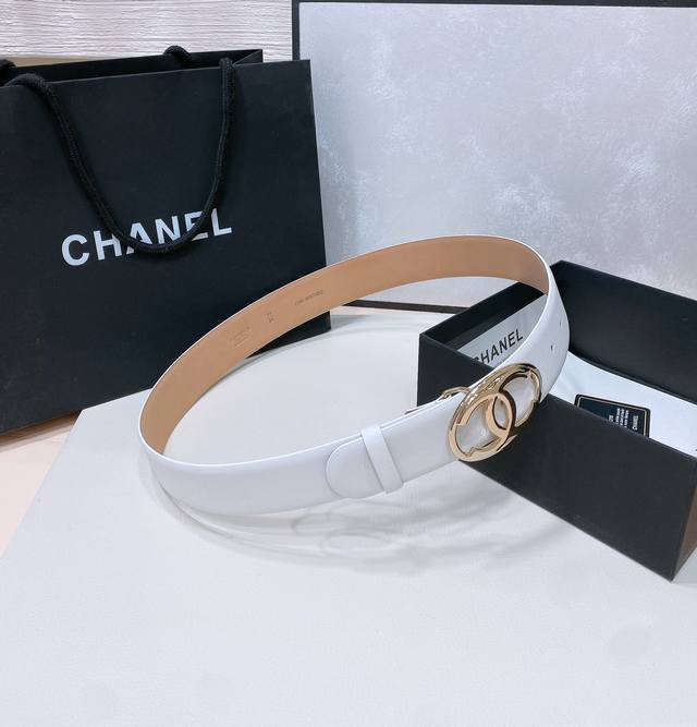 特 Chanel 24C 特别的珐琅镂空金属、黄铜进口包真金板扣、双牛皮头层小牛皮腰带. 质感打造、点缀亮眼整体非常别致、具有亮点. 值得购入珍藏！4Cm精品