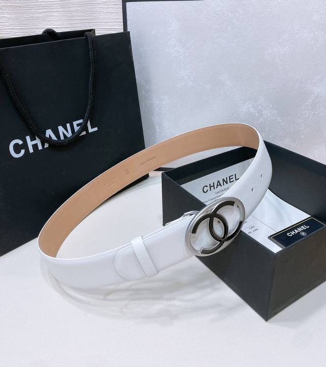 特 Chanel 24C 特别的珐琅镂空金属、黄铜进口包真金板扣、双牛皮头层小牛皮腰带. 质感打造、点缀亮眼整体非常别致、具有亮点. 值得购入珍藏！4Cm精品