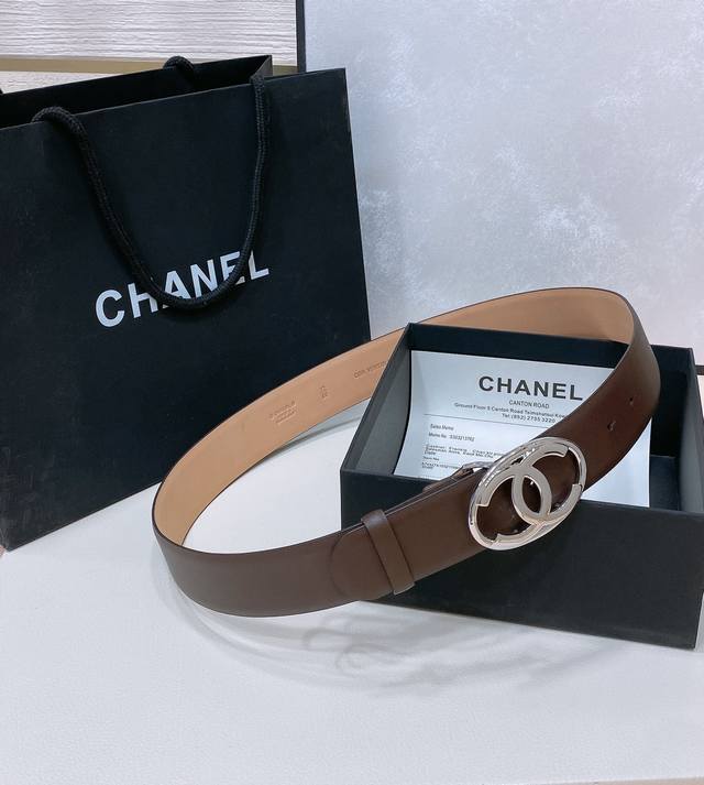 特 Chanel 24C 特别的珐琅镂空金属、黄铜进口包真金板扣、双牛皮头层小牛皮腰带. 质感打造、点缀亮眼整体非常别致、具有亮点. 值得购入珍藏！4Cm精品