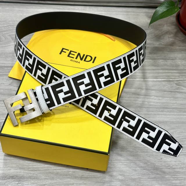 特 Fendi 芬迪 宽38Mm 标志造型宽皮带。原版定制f扣，进口原版小牛皮制成。印有浮雕黑ff 图案。镀金表面金属制品，品质保证。