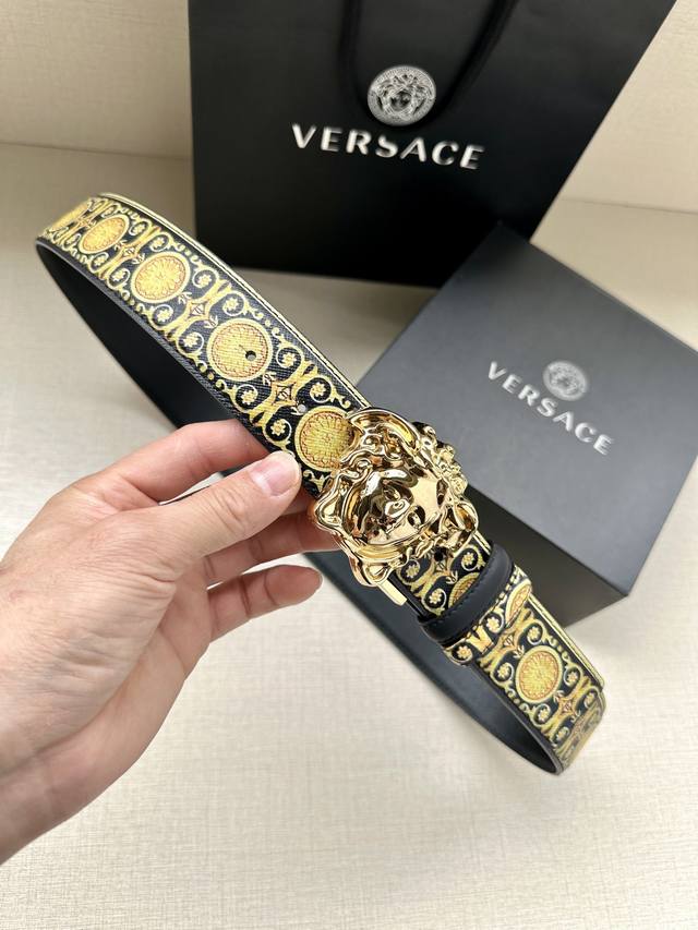 特 宽度4.0Cm Versace 范思哲 此款palazzo腰带采用牛皮革面料制作，并饰有le Pop Classique图案印花和标志性的旋转尾夹 美杜莎五