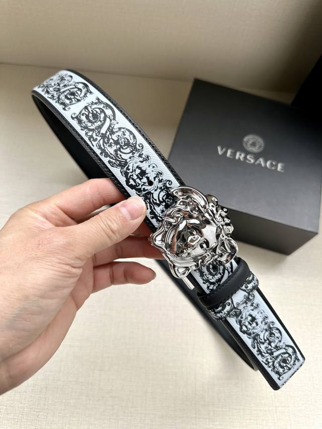 特 宽度4.0Cm Versace 范思哲 此款palazzo腰带采用牛皮革面料制作，并饰有le Pop Classique图案印花和标志性的旋转尾夹 美杜莎五