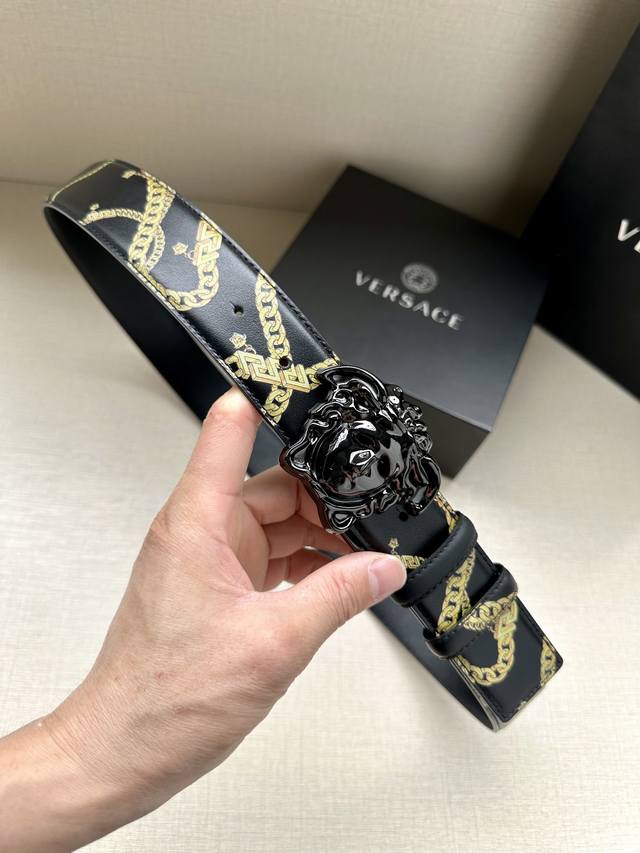 特 宽度4.0Cm Versace 范思哲 此款palazzo腰带采用牛皮革面料制作，并饰有le Pop Classique图案印花和标志性的旋转尾夹 美杜莎五