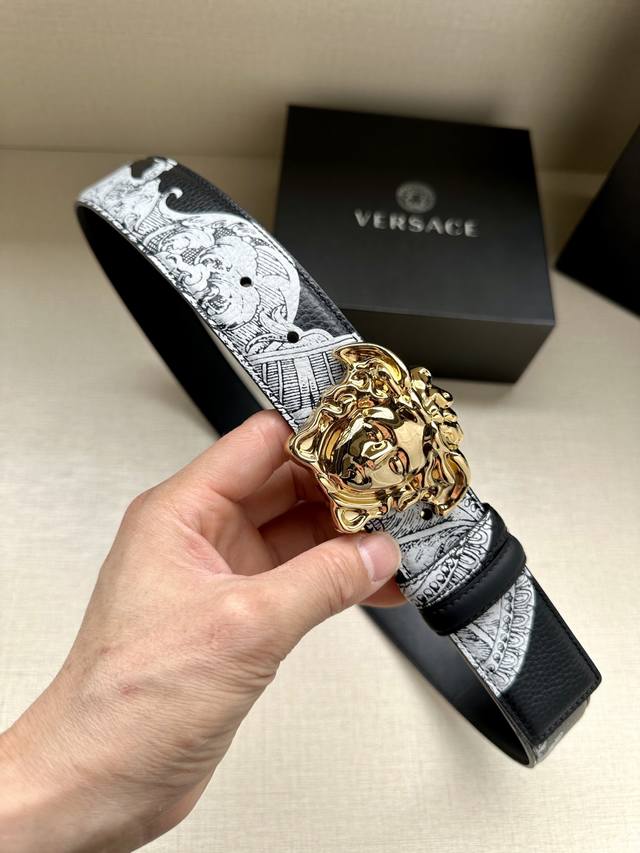 特 宽度4.0Cm Versace 范思哲 此款palazzo腰带采用牛皮革面料制作，并饰有le Pop Classique图案印花和标志性的旋转尾夹 美杜莎五