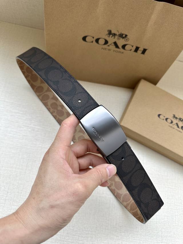 特 3.7Cm 宽 Coach 这款双面腰带采用一面黑布 卡其面料制作，配有经典标志带扣，一款产品，两种外观。其合身度可个性定制，可用剪刀进行剪裁。 可裁剪 双