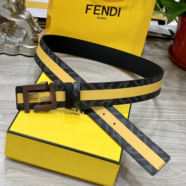 特 Fendi 芬迪 专柜同款 宽4.0Cm 双环正反用腰带 Ff按钉搭扣 黑色cuoio Romano皮革材质 反面面料带有烟草黄和黑色ff图案 四方满钻金属