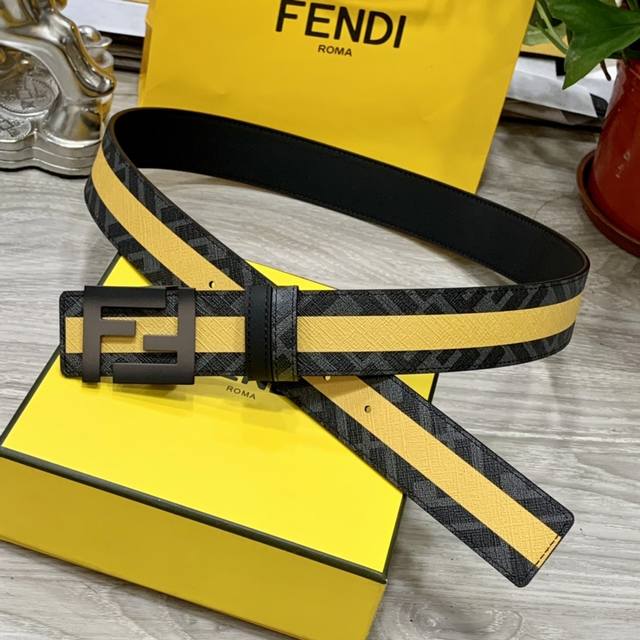 特 Fendi 芬迪 专柜同款 宽4.0Cm 双环正反用腰带 Ff按钉搭扣 黑色cuoio Romano皮革材质 反面面料带有烟草黄和黑色ff图案 四方满钻金属