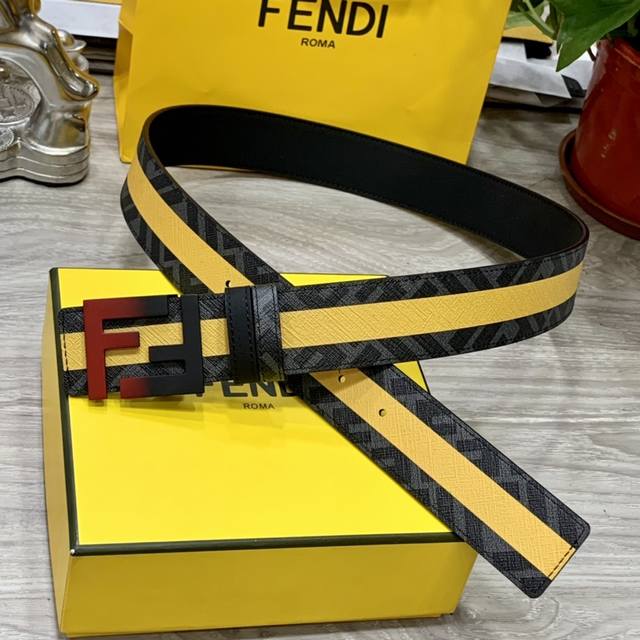 特 Fendi 芬迪 专柜同款 宽4.0Cm 双环正反用腰带 Ff按钉搭扣 黑色cuoio Romano皮革材质 反面面料带有烟草黄和黑色ff图案 四方满钻金属