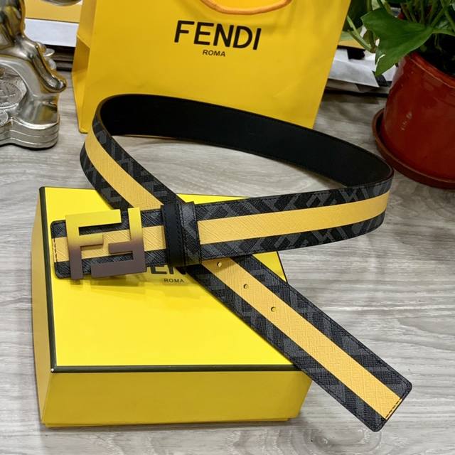 特 Fendi 芬迪 专柜同款 宽4.0Cm 双环正反用腰带 Ff按钉搭扣 黑色cuoio Romano皮革材质 反面面料带有烟草黄和黑色ff图案 四方满钻金属