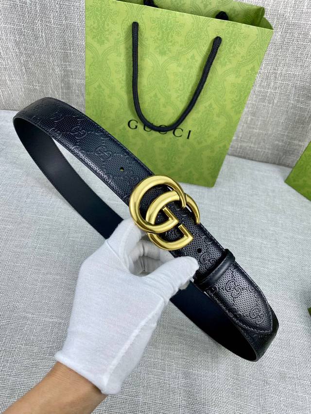 特 宽度4.0Cm 搭配原版皮带扣 、腰带以采用热压印技术的gucci Signature皮革精制而成，触感厚实，印花图案清晰分明带身点孔细节，反射gucci