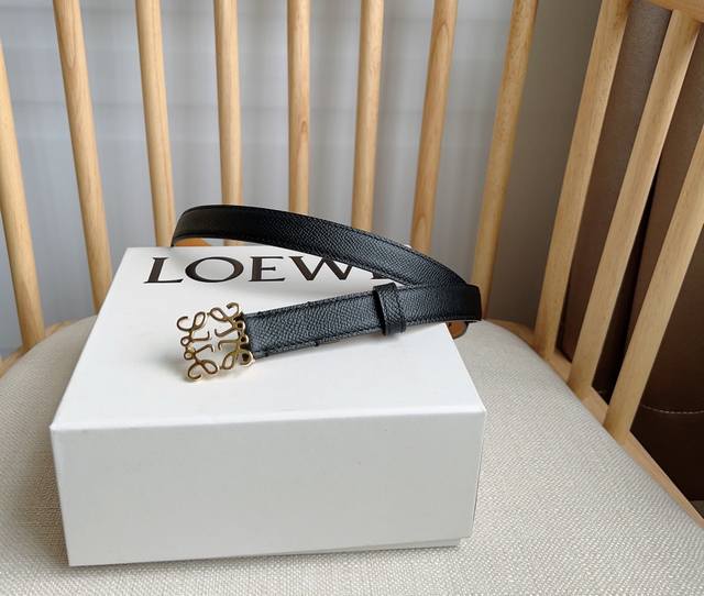 Loewe 罗意威 专柜最新同款腰带 选用鹅卵石纹牛皮革腰带 配有loewe Anagram针扣 卓越的工艺 个性的造型 精美的材质 宽:2.0Cm