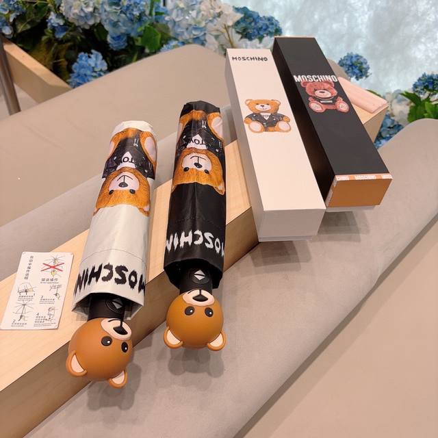 Moschino 莫斯奇诺 熊头手柄 三折自动伞设计师franco Moschino以自己的名字命名的一个意大利品牌，创立于1983年，风格高贵迷人、时尚 可爱