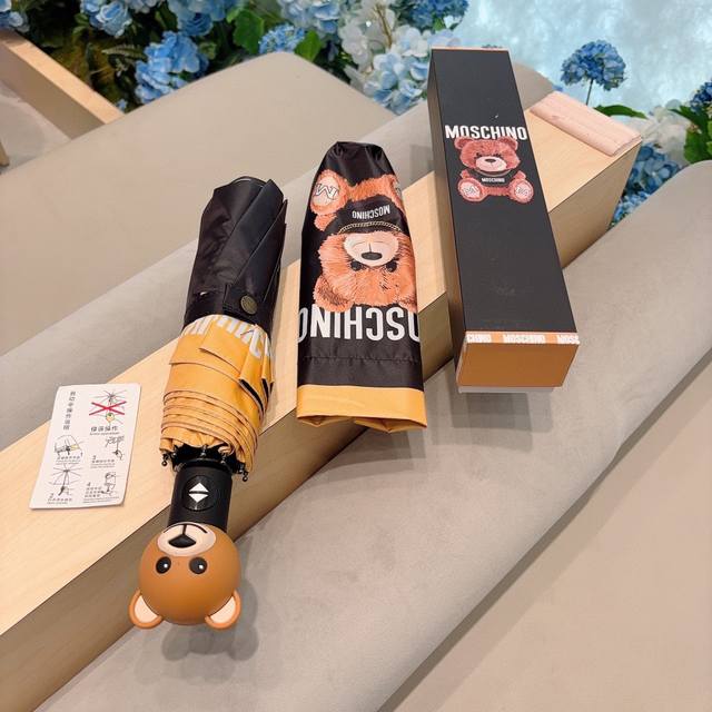 Moschino 莫斯奇诺 熊头手柄 三折自动伞设计师franco Moschino以自己的名字命名的一个意大利品牌，创立于1983年，风格高贵迷人、时尚 可爱