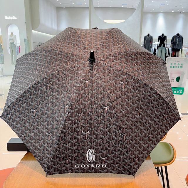 Goyard 戈雅 直杆长伞 经典图案 经典款火爆来袭 专柜夏季热销款 新涂层技术深色伞布 带来令人惊喜的遮光效果 让防晒及隔热性能更优保障 搭配设计师精心挑选